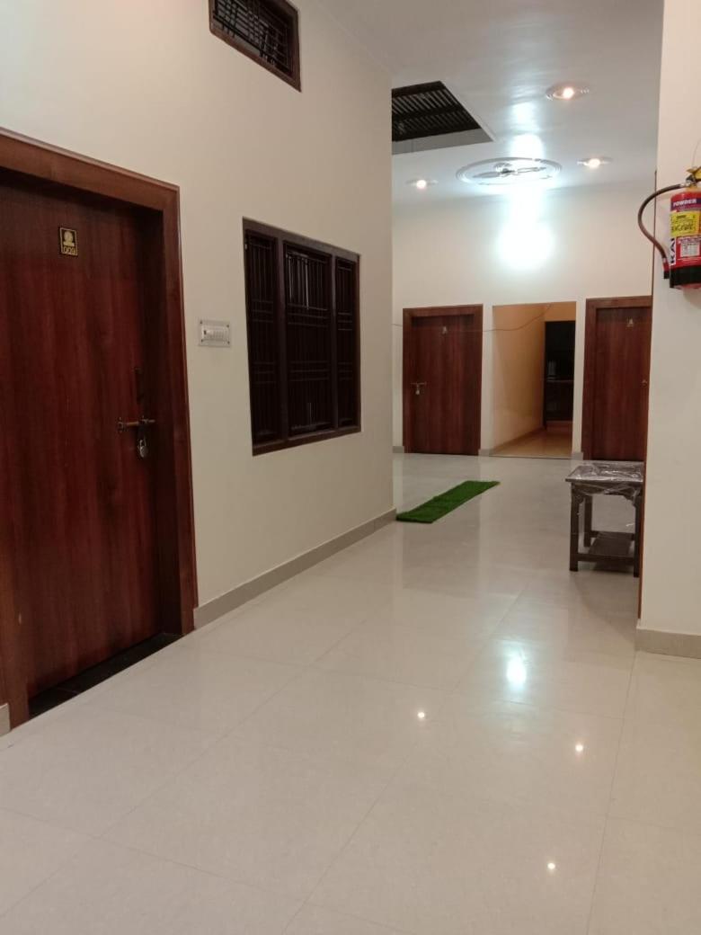 Ramam Hotel By Naavagat 700Mtr From Shri Ram Janambhumi Ayodhya Bagian luar foto